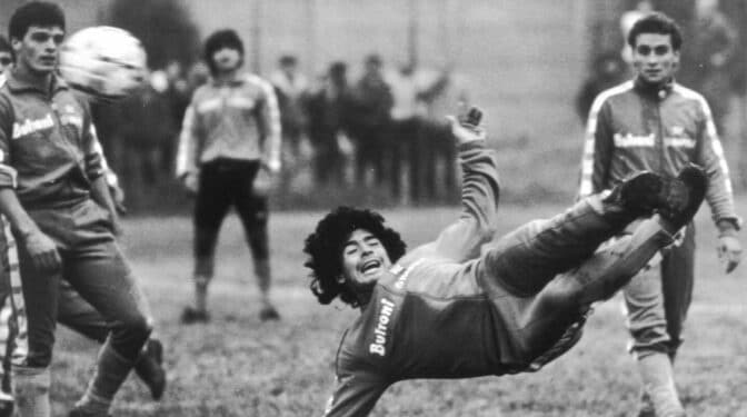 Del gol del siglo a sus últimos pasos en la Bombonera: Maradona en seis vídeos