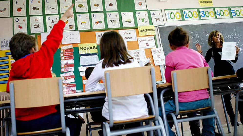 La Generalitat presenta un plan para que los niños hablen más catalán en el patio y las extraescolares