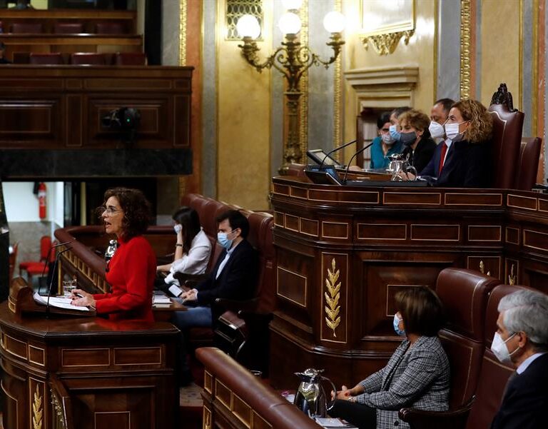 El Gobierno anuncia una bajada del IVA de las mascarillas del 21% al 4%
