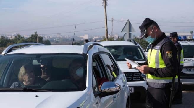 Agentes de la Policía Nacional, en un control de movilidad a la entrada de la localidad balear de Manacor.