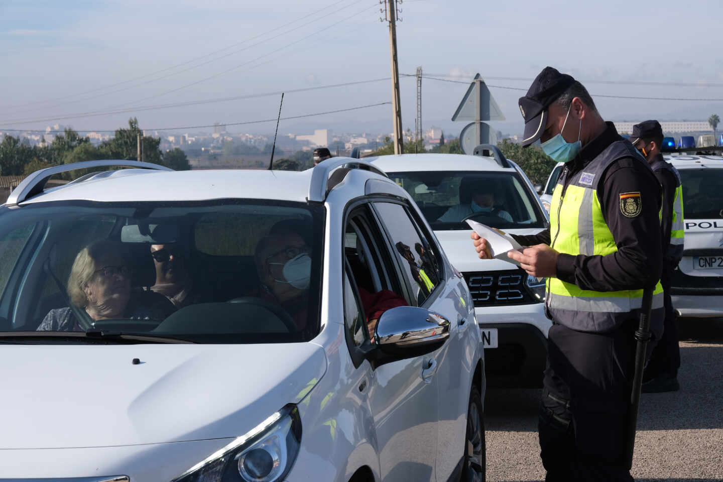 Agentes de la Policía Nacional, en un control de movilidad a la entrada de la localidad balear de Manacor.