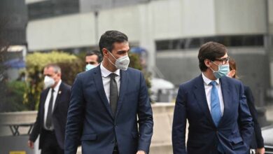 Abucheos a Pedro Sánchez y Salvador Illa durante su visita al Hospital La Paz en Madrid