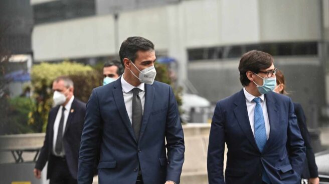El presidente del Gobierno, Pedro Sánchez, y el ministro de Sanidad, Salvador Illa, a su llegada al Hospital de La Paz, en Madrid.