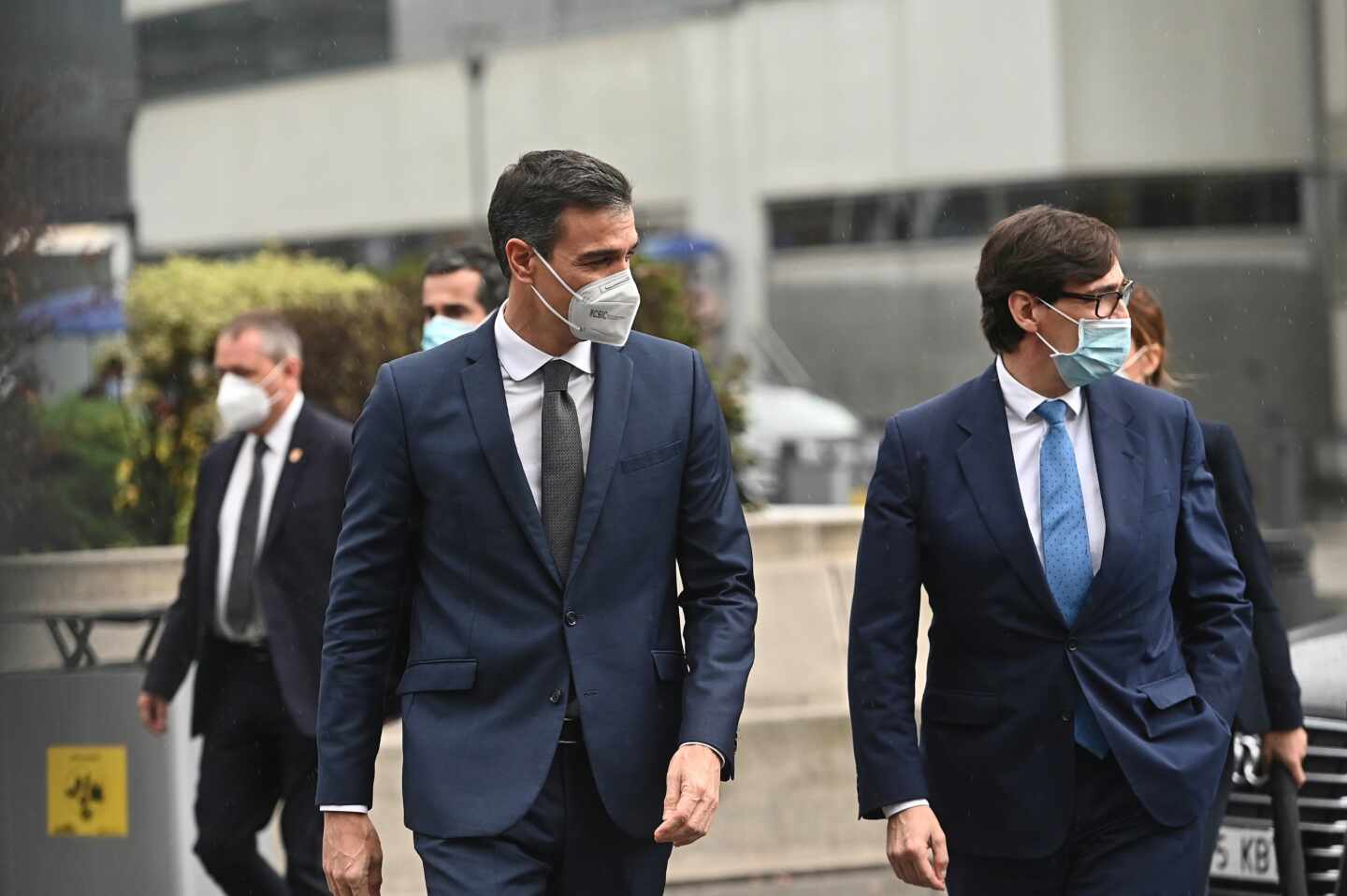 Abucheos a Pedro Sánchez y Salvador Illa durante su visita al Hospital La Paz en Madrid