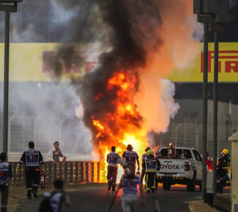 El coche del piloto de F1 Grosjean, en llamas y partido en dos tras estrellarse en el GP de Bahréin