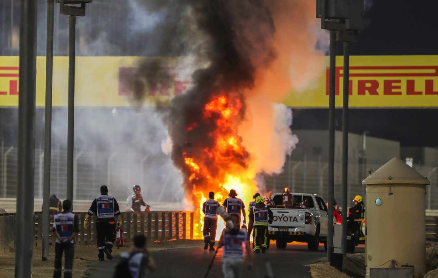 El coche del piloto de F1 Grosjean, en llamas y partido en dos tras estrellarse en el GP de Bahréin