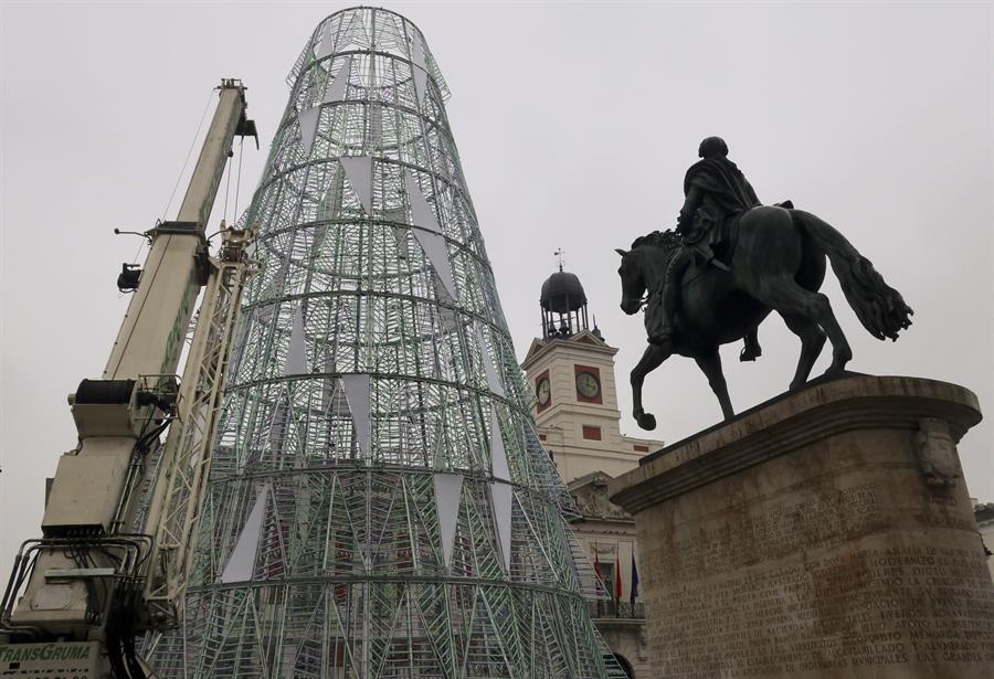 Trabajos de instalación de la decoración navideña en la Puerta del Sol.