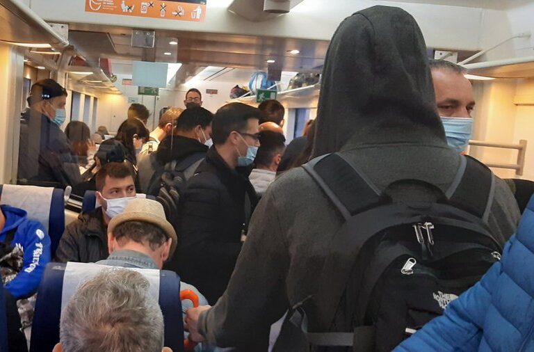 Renfe y la Generalitat, denunciadas por el hacinamiento en los cercanías de Cataluña