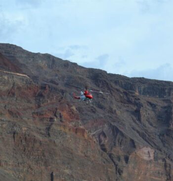 Un muerto y 27 heridos al caer un autobús por un barranco [...]