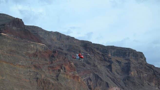 Un helicóptero sobrevuela la zona del desprendimiento en La Gomera.