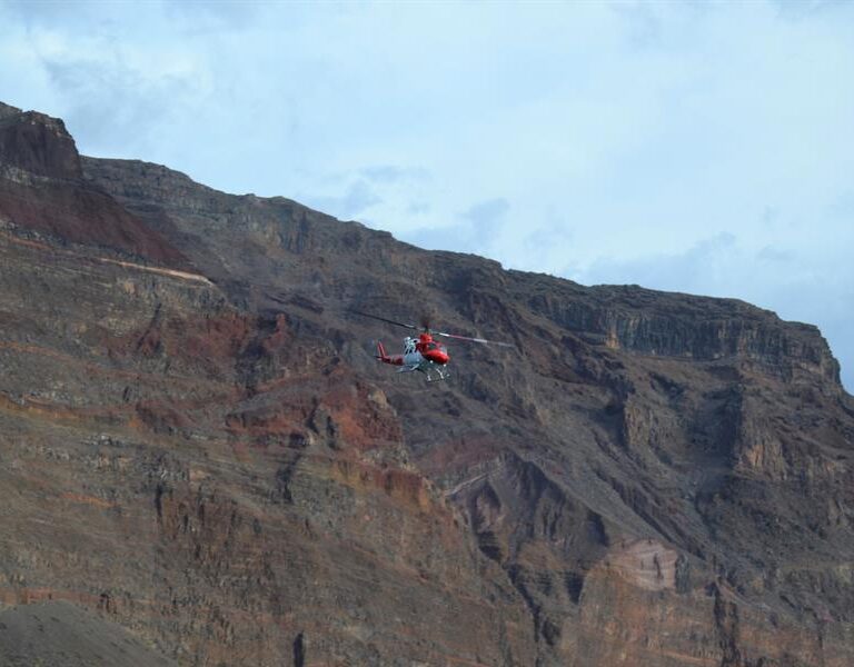 Un muerto y 27 heridos al caer un autobús por un barranco en San Sebastián de La Gomera