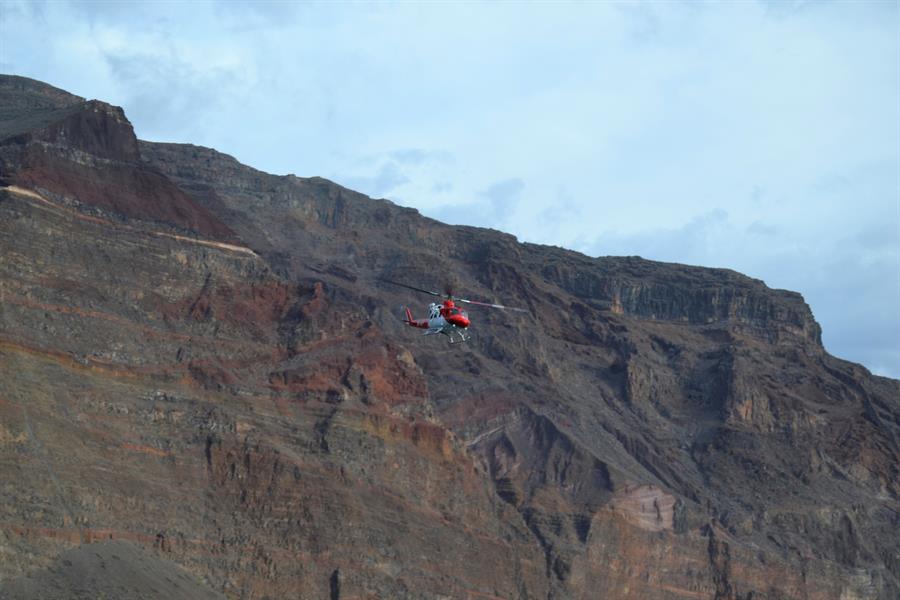 Un helicóptero sobrevuela la zona del desprendimiento en La Gomera.