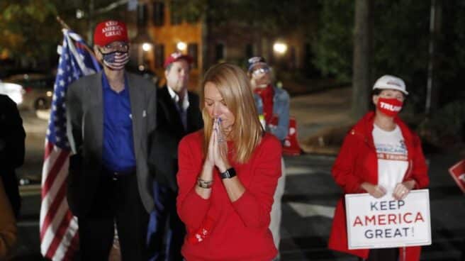 Seguidores de Donald Trump en Atlanta escuchan su discurso durante la madrugada del jueves al viernes. Seguidores de Donald Trump en Atlanta escuchan su discurso durante la madrugada del jueves al viernes.