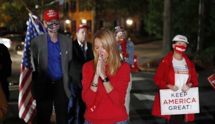 Seguidores de Donald Trump en Atlanta escuchan su discurso durante la madrugada del jueves al viernes.