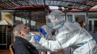 La ausencia de cribados a trabajadores expone de nuevo a las residencias en la segunda ola