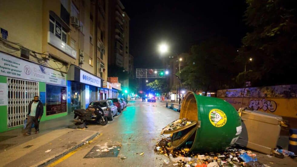 Contenedores volcados en la barriada de Huelin, Málaga.