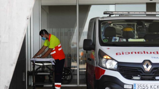 Un conductor de ambulancia prepara una camilla en el Hospital Universitario Central de Asturias (HUCA).