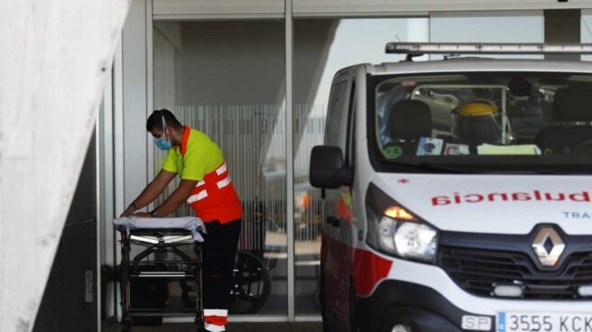 Un conductor de ambulancia prepara una camilla en el Hospital Universitario Central de Asturias (HUCA). Un conductor de ambulancia prepara una camilla en el Hospital Universitario Central de Asturias (HUCA).