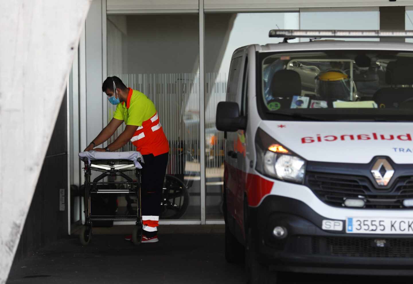 Un conductor de ambulancia prepara una camilla en el Hospital Universitario Central de Asturias (HUCA).