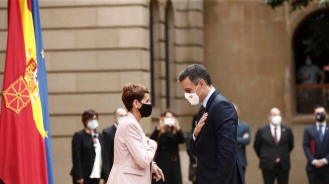 Pedro Sánchez saluda a la presidenta de Navarra, María Chivite, en Pamplona.