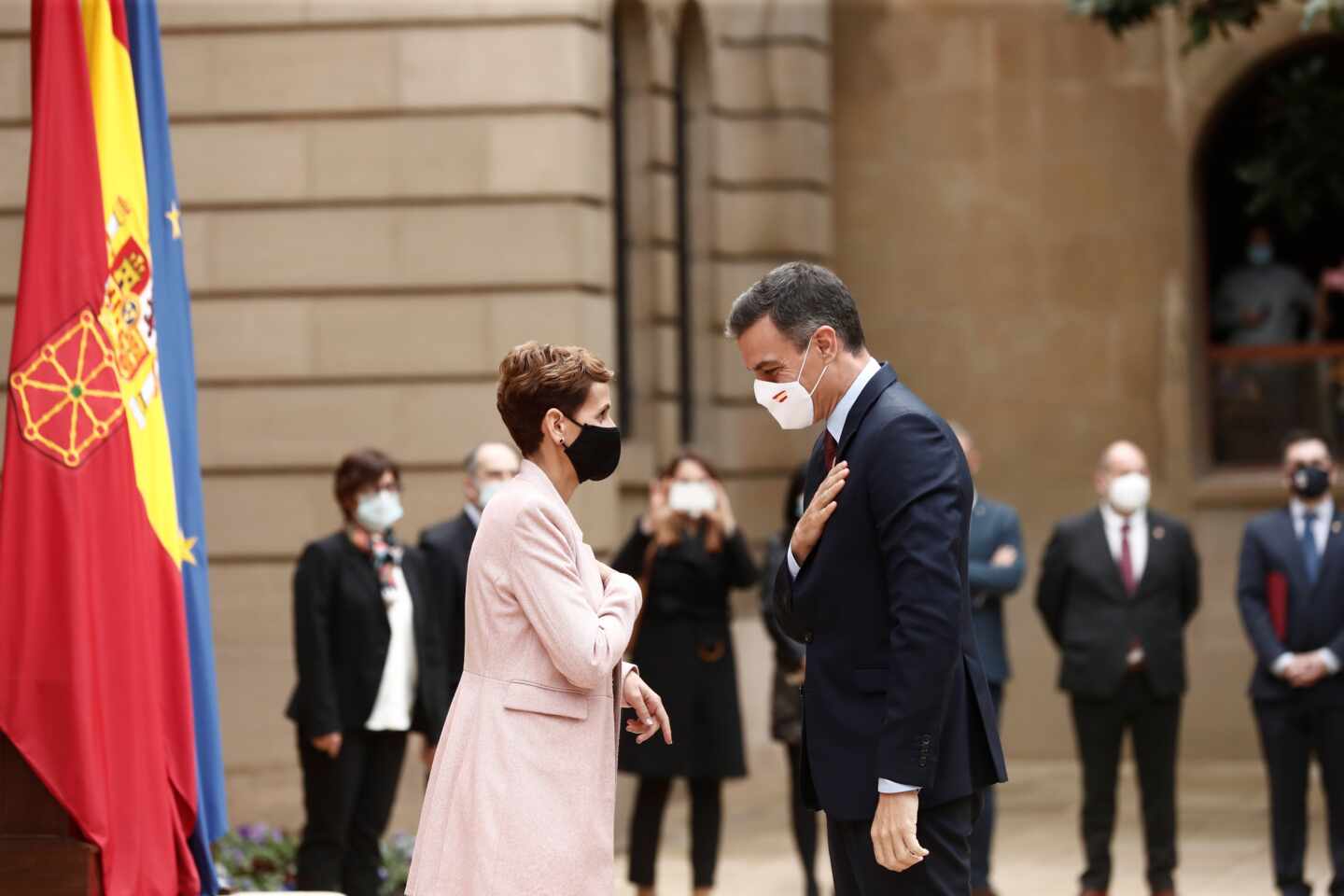 Pedro Sánchez saluda a la presidenta de Navarra, María Chivite, en Pamplona.