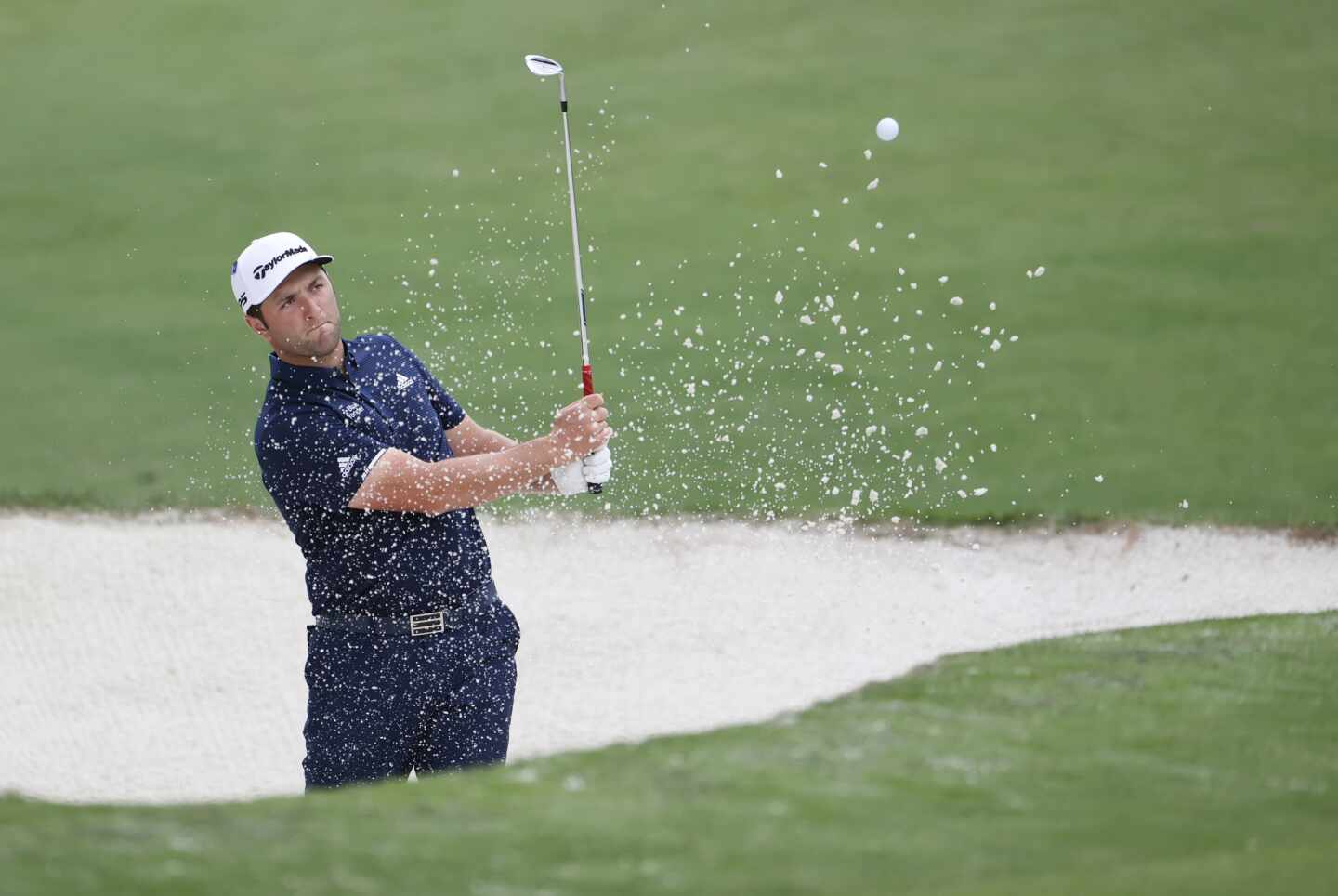 El hoyo en uno que 'rebota por el agua' de Jon Rahm al que todo el mundo ha sorprendido