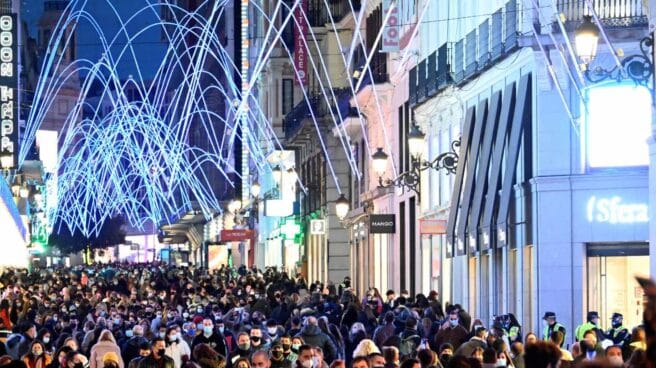Vista general de la madrileña calle de Preciados este domingo por la tarde.