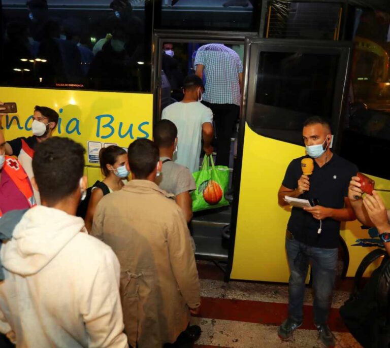 Realojados en bungalós de Maspalomas buena parte de los inmigrantes sacados del campamento de Arguineguín