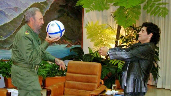 Diego Armando Maradona, junto a Fidel Castro durante uno de sus viajes a Cuba, en el año 2005.