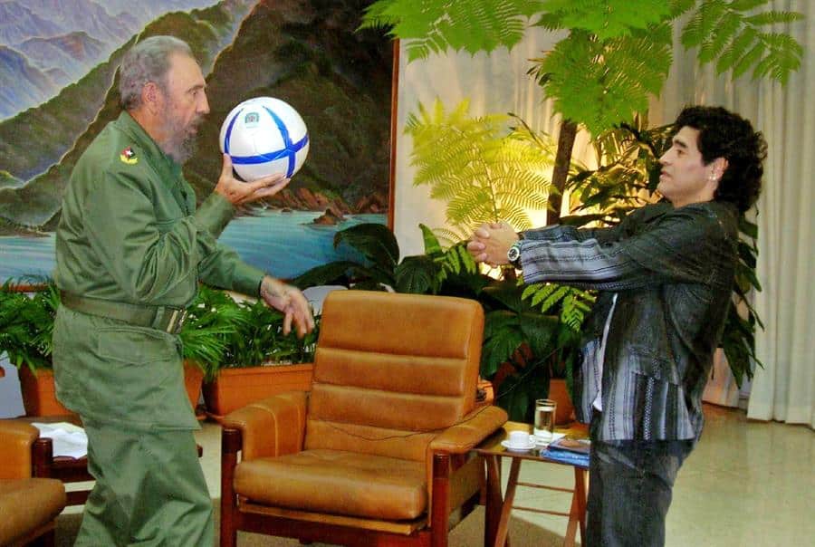 Diego Armando Maradona, junto a Fidel Castro durante uno de sus viajes a Cuba, en el año 2005.