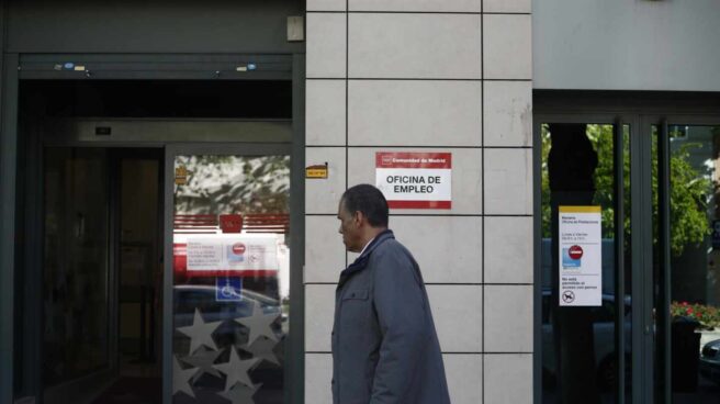 Un hombre accede a una oficina de empleo de la Comunidad de Madrid. Un hombre accede a una oficina de empleo de la Comunidad de Madrid.