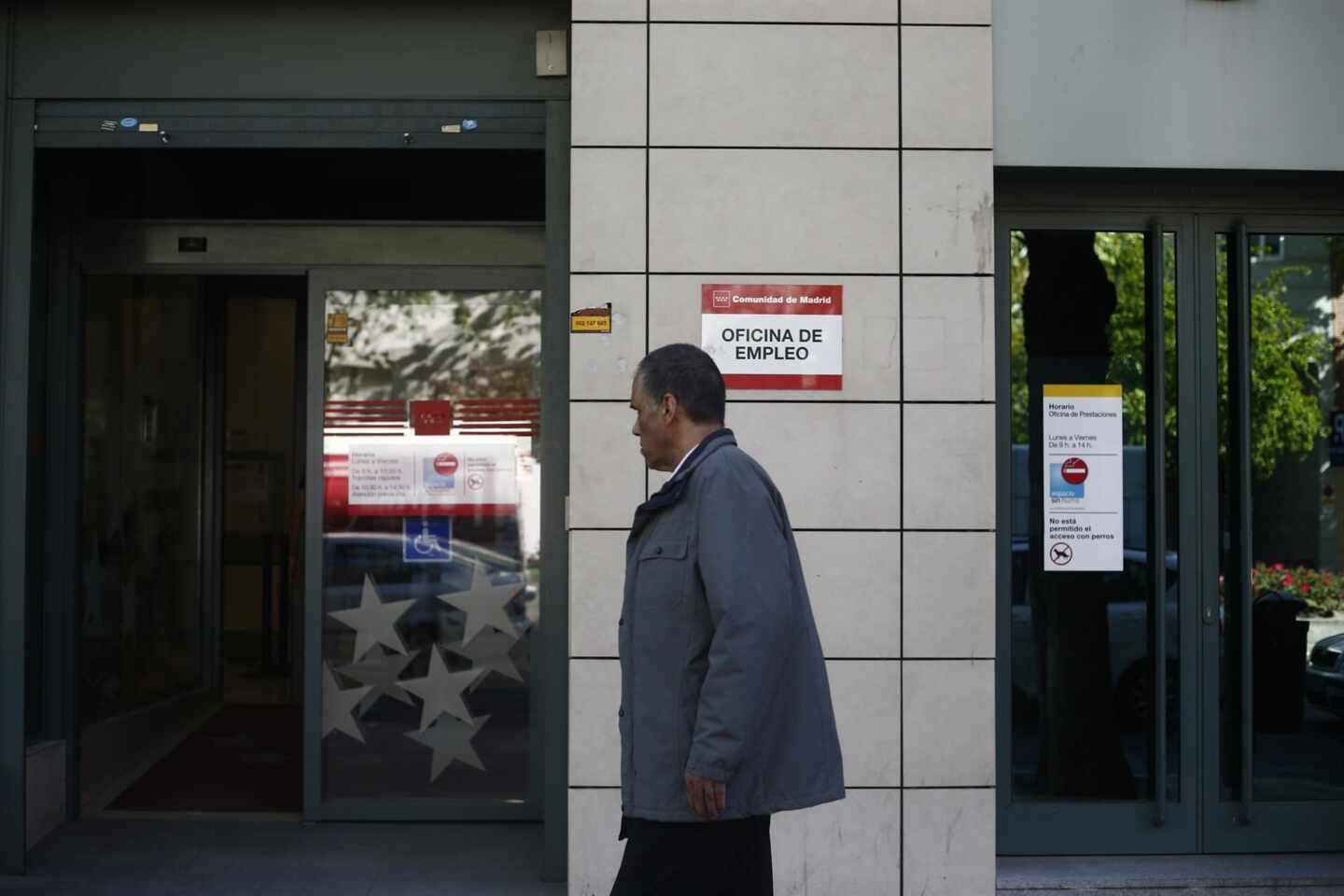 Un hombre accede a una oficina de empleo de la Comunidad de Madrid.