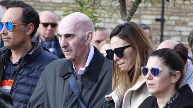 Irene Rosales, con su padre, en el entierro de su madre, Mayte Vázquez, el pasado mes de febrero