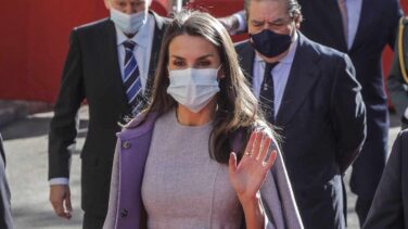 La Reina Letizia sorprende con un elegante y sofisticado look en los Premios Jaume I de Valencia