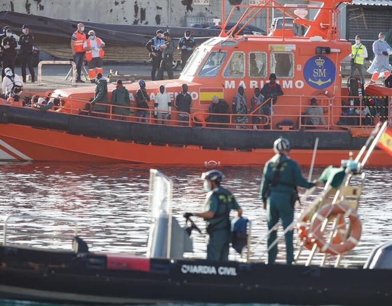 La Guardia Civil traslada a Tenerife a 73 personas rescatadas de un cayuco