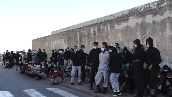 Un grupo de inmigrantes tras ser desalojado del muelle de Arguineguín. Un grupo de inmigrantes tras ser desalojado del muelle de Arguineguín.