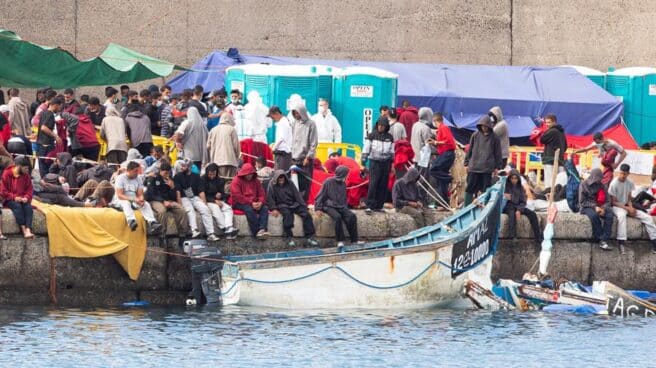 Salvamento Marítimo traslada al puerto de Arguineguín a inmigrantes recién rescatados, en las Islas Canarias.