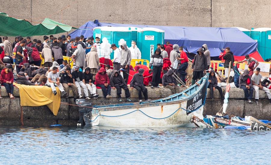 Salvamento Marítimo traslada al puerto de Arguineguín a inmigrantes recién rescatados, en las Islas Canarias.