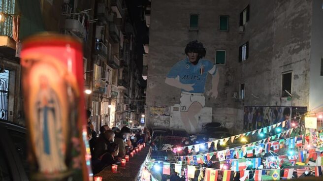 Ciudadanos de Nápoles se concentran frente a un mural de homenaje a Diego Armando Maradona, tras su muerte a los 60 años.