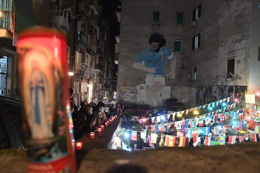 Ciudadanos de Nápoles se concentran frente a un mural de homenaje a Diego Armando Maradona, tras su muerte a los 60 años.