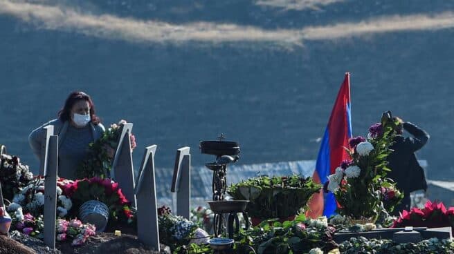 Una mujer visita a un familiar muerto en la guerra de Nagorno Karabaj, en Yereván (Armenia).