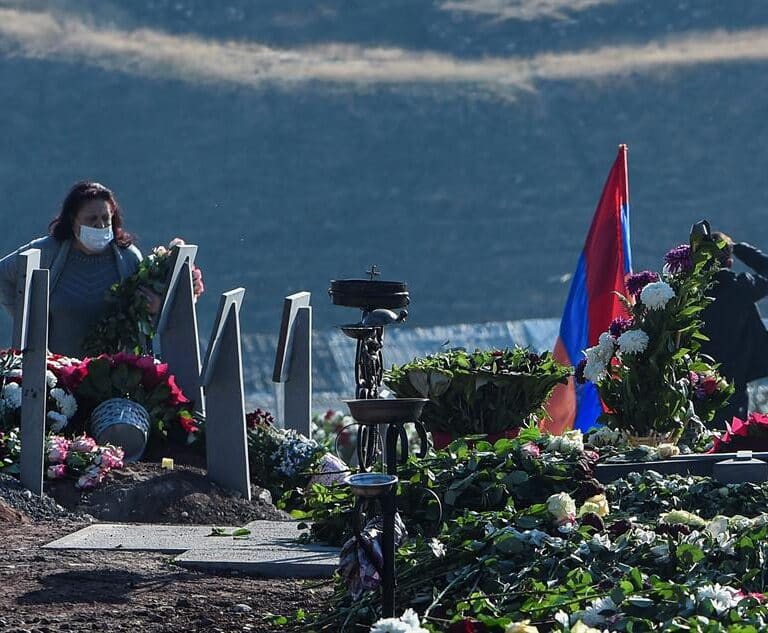 Armenia y Azerbaiyán intercambian cadáveres tras el alto el fuego en Nagorno Karabaj