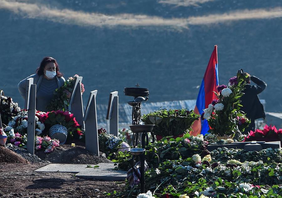 Una mujer visita a un familiar muerto en la guerra de Nagorno Karabaj, en Yereván (Armenia).