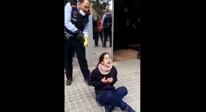 Los Mossos detienen a una joven tras reducirla con una pistola Taser.