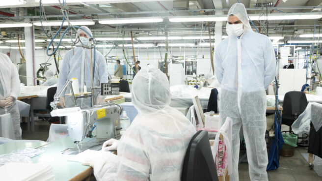 El Gobierno subvenciona con 4,2 millones a 17 fabricantes nacionales de mascarillas El presidente del Gobierno, Pedro Sánchez, visitando en abril un taller de confección de mascarillas.