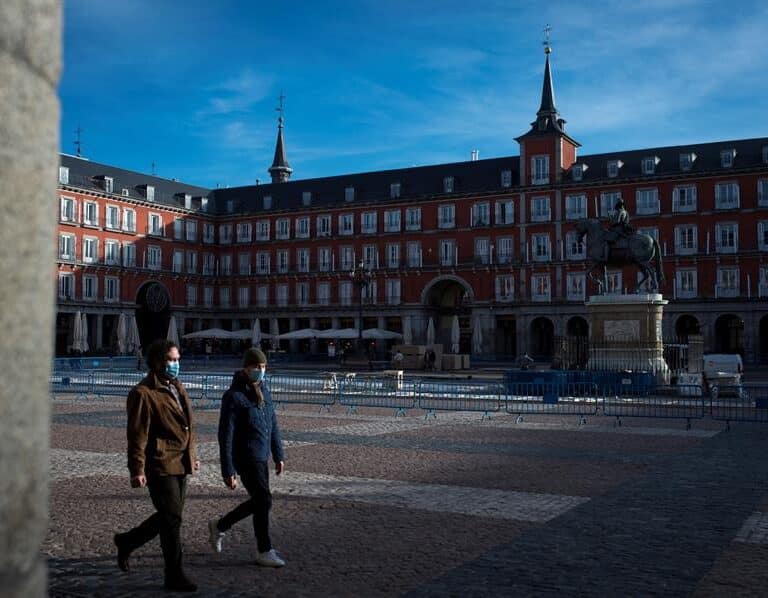 Los universitarios deberán "limitar las interacciones sociales" antes de volver a casa en Navidad