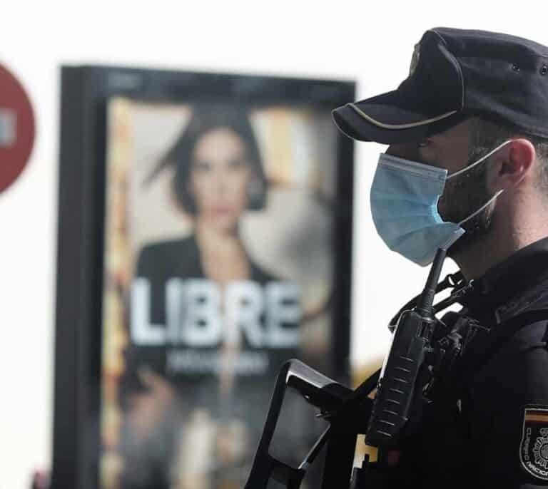 La Policía fija ahora el uso obligatorio de la mascarilla a los agentes en las comisarías