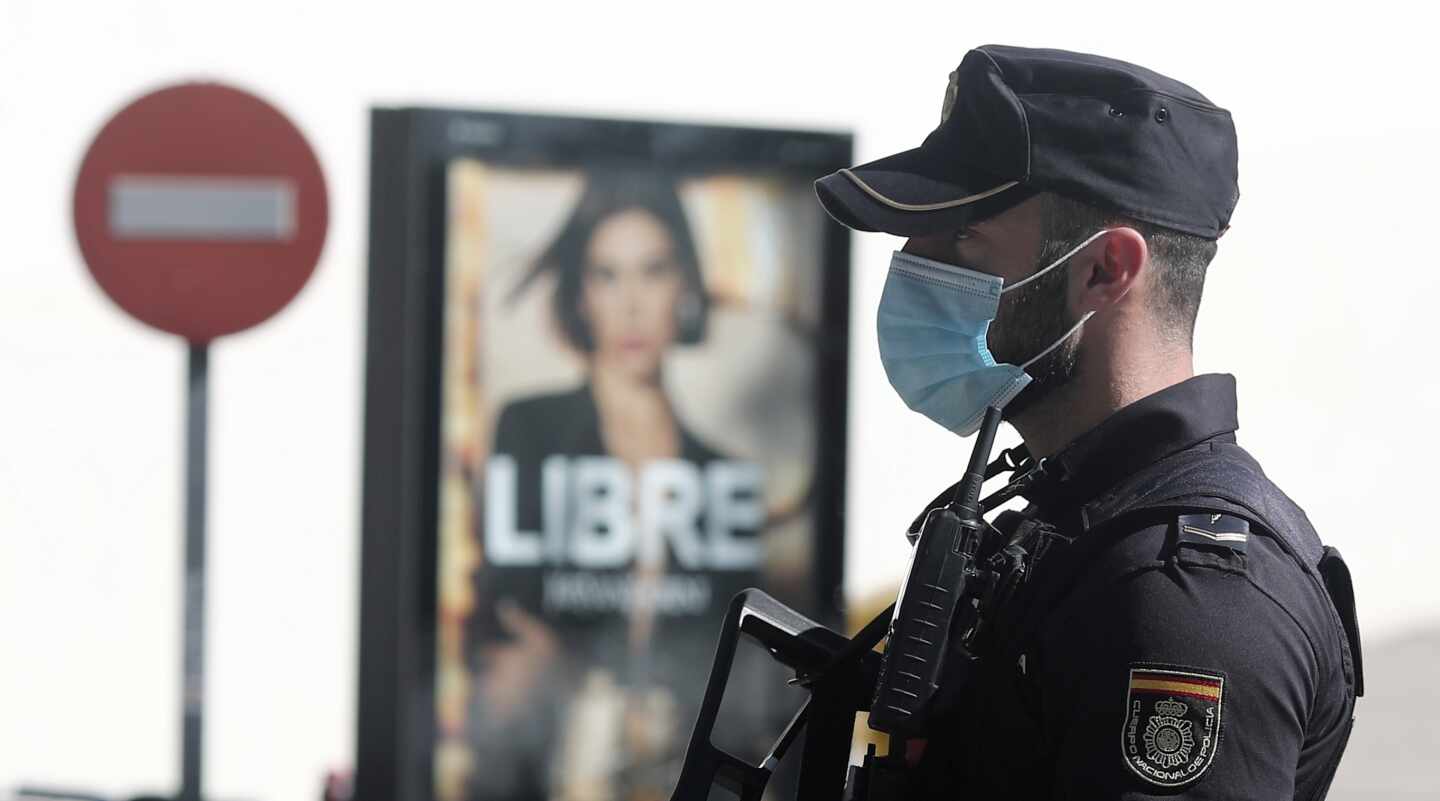 Un agente de la Policía Nacional, protegido con mascarilla, durante un servicio.