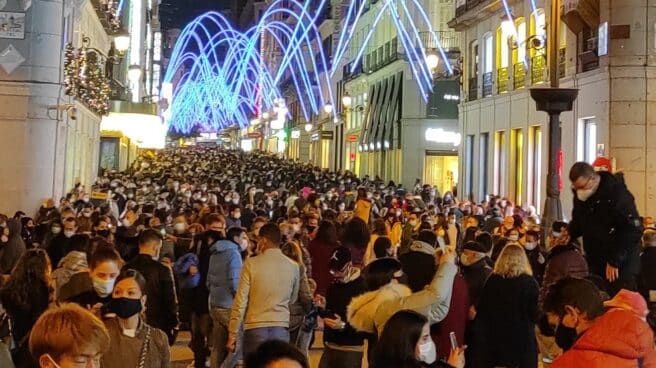 Calle Preciados de Madrid en la primera tarde de alumbrado navideño.