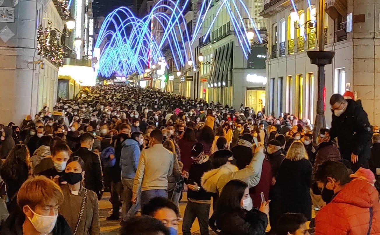 Calle Preciados de Madrid en la primera tarde de alumbrado navideño.